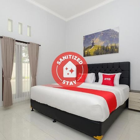 Oyo 3716 Dijobi Hotel Sempidi Luaran gambar