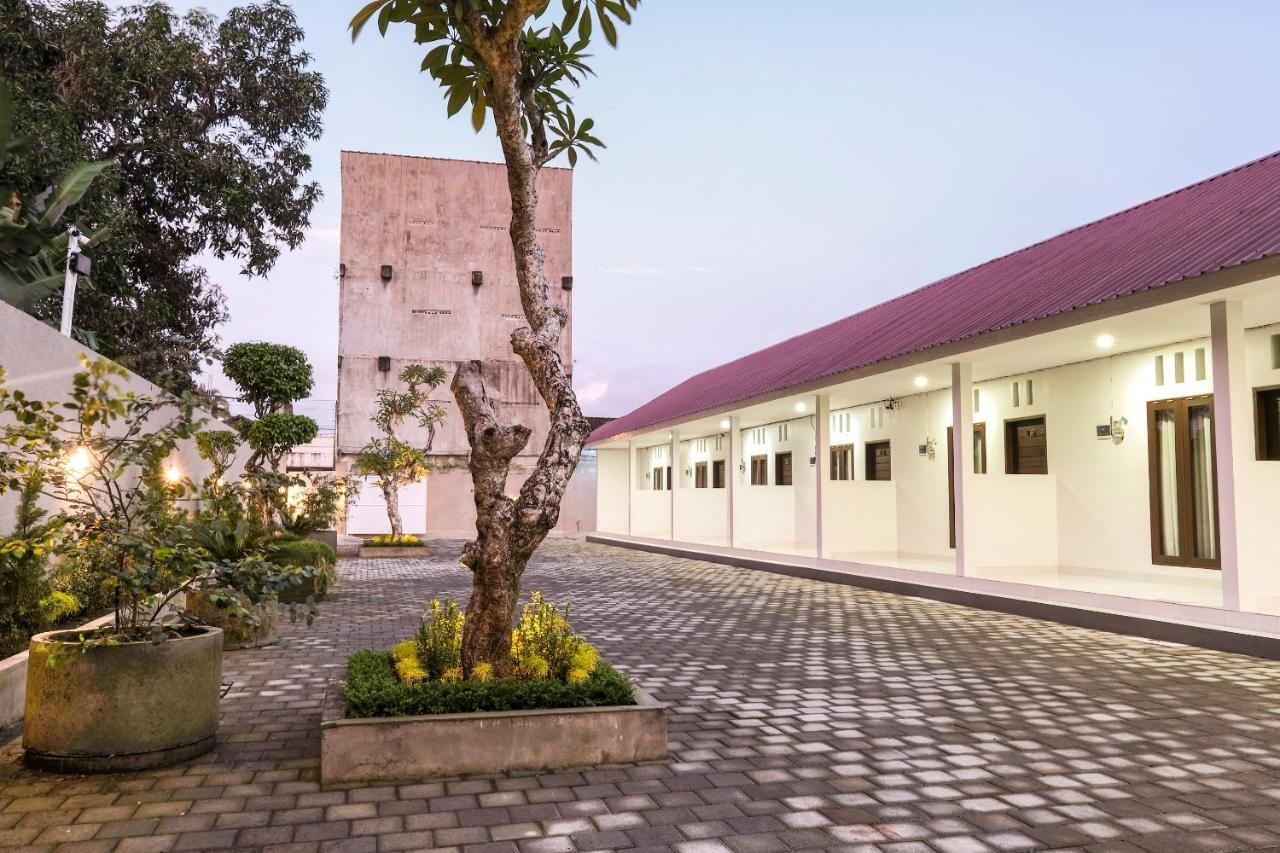 Oyo 3716 Dijobi Hotel Sempidi Luaran gambar