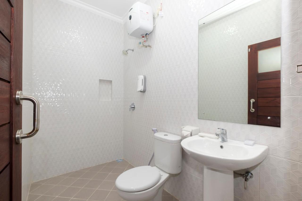 Oyo 3716 Dijobi Hotel Sempidi Luaran gambar