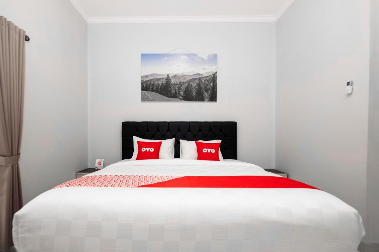 Oyo 3716 Dijobi Hotel Sempidi Luaran gambar