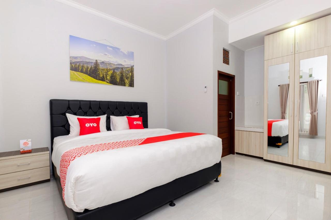 Oyo 3716 Dijobi Hotel Sempidi Luaran gambar